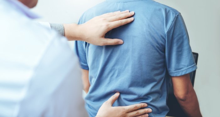 آلام الظهر: الأسباب والعلاج والعلاجات المنزلية | ميدكير